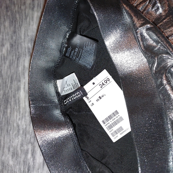 Shiny silver spandex style leggings small - Picture 4 of 8